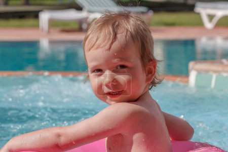 Kleiner Junge spielt im Pool