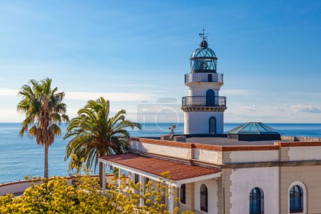 Téléchargez les photos : Le célèbre phare près de Calella, Costa Brava, Espagne, surplombant la mer Méditerranée bleue
. - en image libre de droit