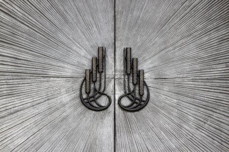 Puerta con adornos
