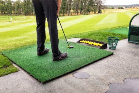 jugar al golf en un campo de golf en tiempo nublado
