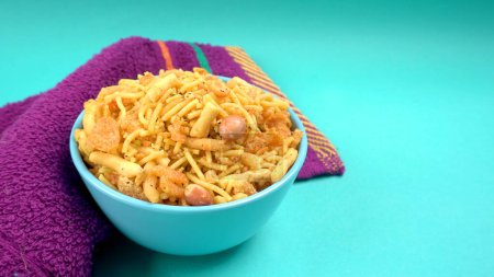 Snacks indios, plato salado frito tradicional indio llamado chivda o mezcla o farsan hecho de harina de gramo y mezclado con frutas secas y nueces asadas con sal, pimienta, legumbres, especias y guisantes verdes