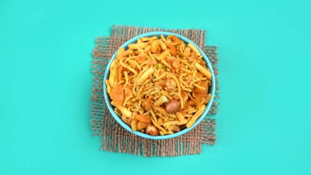 Snacks indios, plato salado frito tradicional indio llamado chivda o mezcla o farsan hecho de harina de gramo y mezclado con frutas secas y nueces asadas con sal, pimienta, legumbres, especias y guisantes verdes