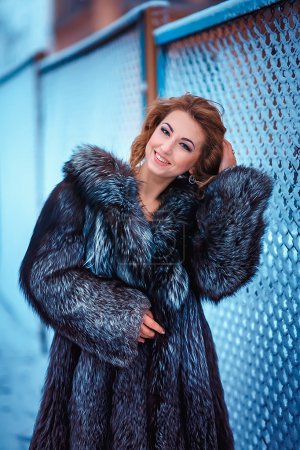 Winter Girl in Luxury Fur Coat