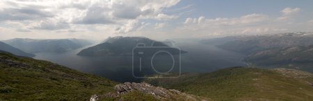 Foto de Hay montañas que se sumergen en el mar desde cientos de metros, fiordos, altos picos de montaña, luces del norte y sol de medianoche.
. - Imagen libre de derechos