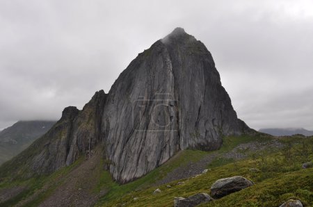 Téléchargez les photos : Il y a des montagnes plongeant dans la mer de centaines de mètres, des fjords, de hauts sommets montagneux, des aurores boréales et un soleil de minuit
. - en image libre de droit