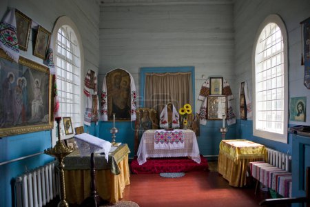 Interior de la iglesia de madera de Cosmas y Damián en el pueblo de Kolentsy, Óblast de Kiev, Ucrania