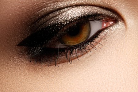 Hermoso macroplano de ojo femenino con maquillaje ceremonial. Primer plano de ojo de mujer con hermoso maquillaje árabe. Vista de cerca del ojo femenino con hermoso maquillaje creativo moderno
