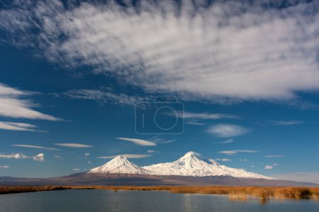 Téléchargez les photos : Lac bleu avec roseaux et montagne blanche Ararat avec neige et nuages dessus - en image libre de droit