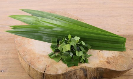 Hojas frescas de Pandan sobre fondo de madera
