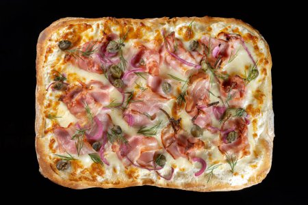 Pizza con alcaparras, tocino y cebolla roja. Pizza con alcaparras, tocino y cebolla roja.