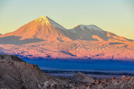 Foto de Puesta de sol en el Valle de la Luna en el árido desierto de Atacama en Chile - Imagen libre de derechos