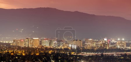 Dämmerung über der Innenstadt von San Jose über die Ausläufer des Mount Hamilton. Die Innenstadt von San Jose ist das zentrale Geschäftsviertel von San Jose, Kalifornien, im Silicon Valley.