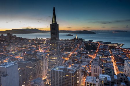 Luftaufnahmen des Finanzdistrikts San Francisco und der Bucht in der Abenddämmerung