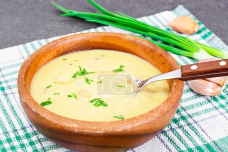 Foto de Alimento saludable, dietético: sopa de papas con croutons, pan y verduras. Estudio foto - Imagen libre de derechos