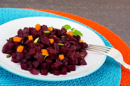 Foto de Alimentación saludable y dietética: zanahoria, remolacha, aceite vegetal Studio Photo - Imagen libre de derechos