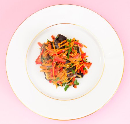 Foto de Dieta y Comida Saludable: Ensalada con Berenjena, Zanahorias. Estudio foto - Imagen libre de derechos