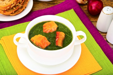 Foto de Puré de sopa de espinacas con salmón Studio Photo - Imagen libre de derechos