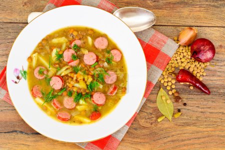 Foto de Comida saludable y dietética: Sopa con lentejas, apio y salchicha en blanco Plate Studio Photo - Imagen libre de derechos