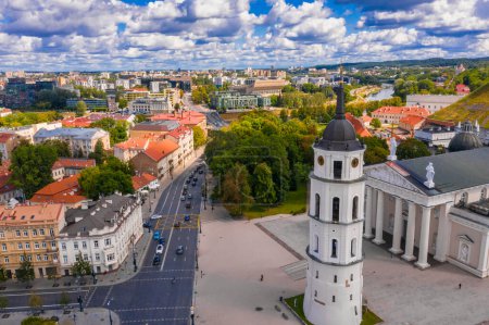 Vista panorámica aérea de la Plaza de la Catedral, plaza principal del casco antiguo de Vilna, una ubicación clave en la vida pública de la ciudad, situada en el cruce de las principales calles de la ciudad, Vilna, Lituania Vista panorámica aérea de la Plaza de la Catedral, plaza principal del casco antiguo de Vilna, una ubicación clave en la vida pública de la ciudad, situada en el cruce de las principales calles de la ciudad, Vilna, Lituania