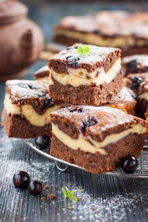 Téléchargez les photos : Morceaux de brownies au fromage au chocolat avec mûre sur un plateau - en image libre de droit