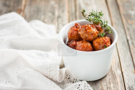 Téléchargez les photos : Boulettes de viande en sauce tomate sur fond de bois - en image libre de droit