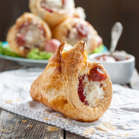 Téléchargez les photos : Cône de pizza aux saucisses pour les vacances des enfants - en image libre de droit