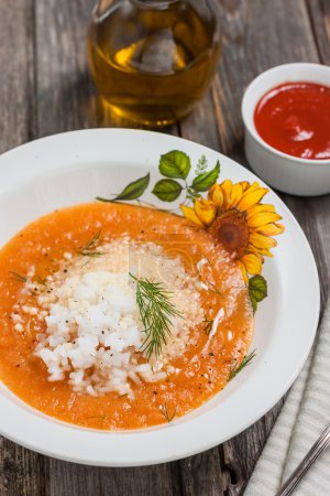 Téléchargez les photos : Purée de soupe aux légumes et riz sur fond de bois. nourriture végétarienne - en image libre de droit