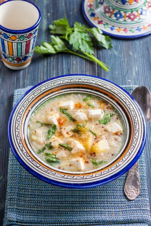 Téléchargez les photos : Soupe de quinoa chilienne au fromage et au lait. Soupe épicée au quinoa, feta, coriandre et lait - en image libre de droit