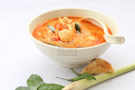 Foto de Sopa de pollo Tom Yam Sopa tailandesa - Imagen libre de derechos