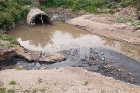 Téléchargez les photos : Pollution des eaux usées sur les rives des rivières - en image libre de droit