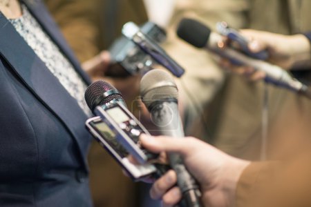 Foto de Grupo de periodistas entrevistando a políticos - Imagen libre de derechos