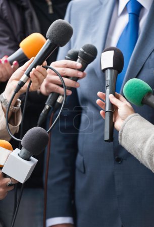 Foto de Periodistas Entrevista a político con micrófonos - Imagen libre de derechos