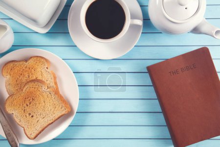 Una Biblia en una bandeja de desayuno lista para un estudio personal de la Biblia 