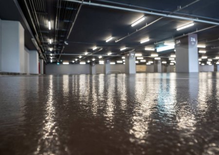 Suelos limpios y brillantes del estacionamiento en el edificio de estacionamiento Suelos limpios y brillantes del estacionamiento en el edificio de estacionamiento