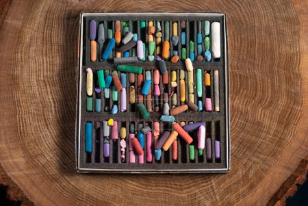 Foto de Pasteles suaves para artistas y papel de dibujo sobre la mesa de madera - Imagen libre de derechos