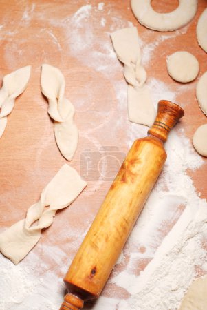 Foto de El chef de pastelería prepara las rosquillas de la masa, vista superior - Imagen libre de derechos
