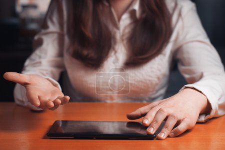 Foto de Niña trabaja en la tableta en la mesa, navegar por Internet - Imagen libre de derechos