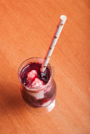 Foto de Cóctel rosa con ciruela roja y yogur, tiras con estrellas - Imagen libre de derechos