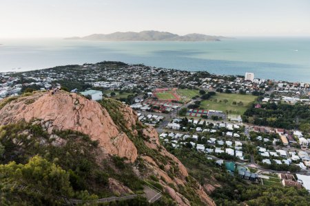 Castle Hill, Townsville con la isla magnética en el fondo
