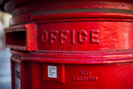 Téléchargez les photos : Boîte aux lettres rouge anglaise traditionnelle - en image libre de droit