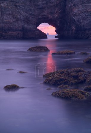 Téléchargez les photos : Coucher de soleil marin à travers Penafurada rocher creux, Cap Ortegal le fonds à Ortigueira, Galice - en image libre de droit