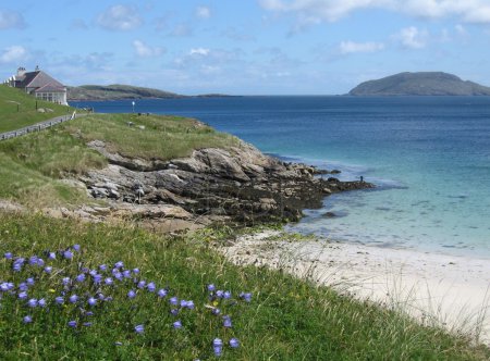Vista sobre un extremo de la bahía de Vatersay, Hébridas Exteriores Escocia en un soleado día de verano

