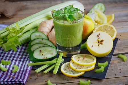 Batido de frutas y verduras. Desayuno saludable
.