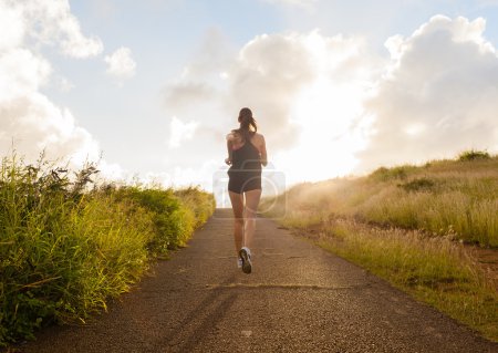 Mujer corriendo al atardecer
