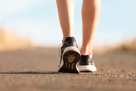 Joven mujer corriendo
