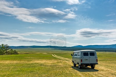 Autobús turístico típico ruso en la isla de Olkhon
