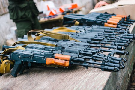 Téléchargez les photos : Kalashnikov machines, ak47, ak-47, airsoft jeu, armurerie, pistolet sur la table, rangée d'armes - en image libre de droit