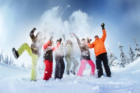 Foto de Grupo de amigos snowboarders divirtiéndose en la cima de la montaña en Sheregesh resort - Imagen libre de derechos