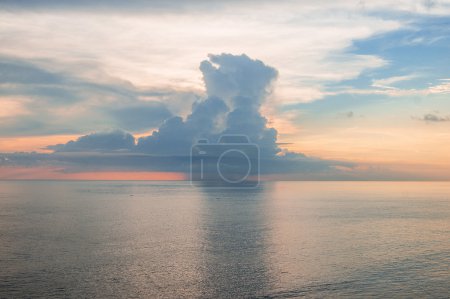 schöne Küstenlandschaft rosa Sonnenaufgang auf dem endlosen Ozean