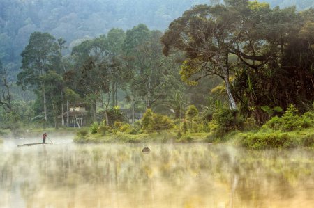 Hermosa mañana en Situ Gunung Lake en Sukabumi Java Occidental Indonesia